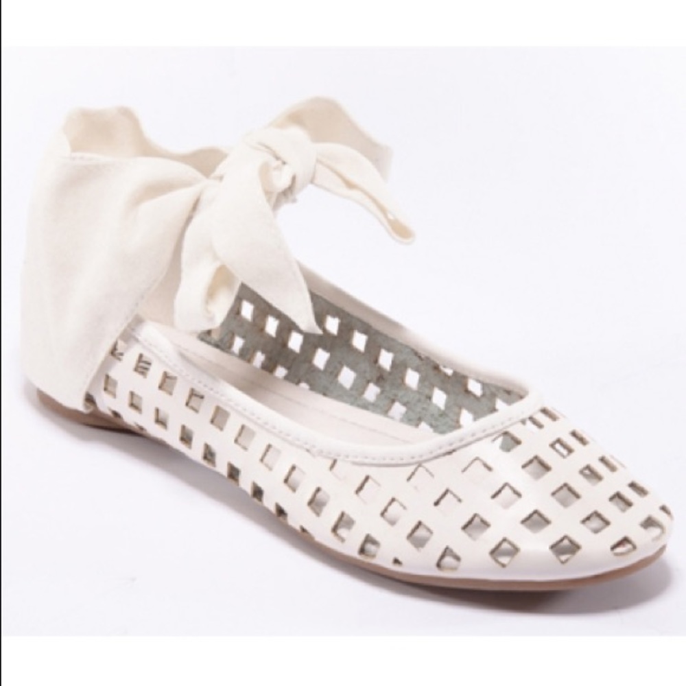 🆕✨ White Round Toe Flats